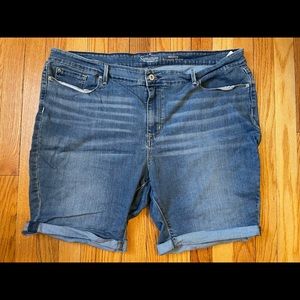 Signature Levi Strauss and Co. womens plus size jean shorts